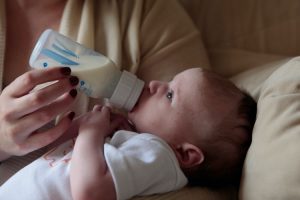 comment-faire-accepter-le-biberon-à-un-bébé-allaité